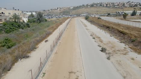 drone volando junto a la ribera occidental palestina y la frontera israelí