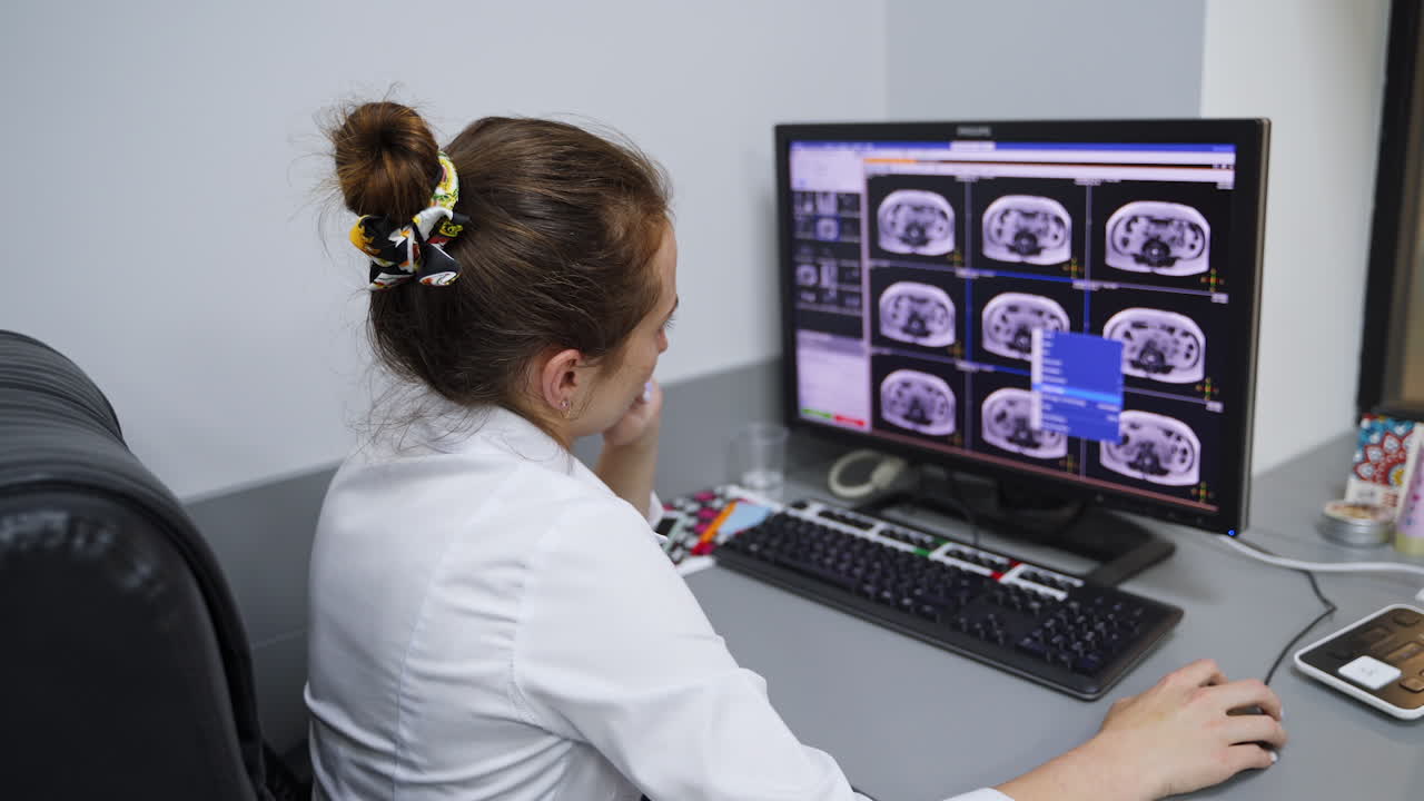 Medico che esamina immagini di TAC