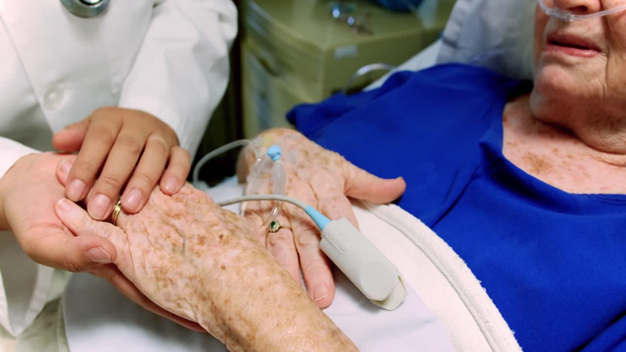 여성 의사가 활성 노인 환자를 위로하고 있습니다. 4k