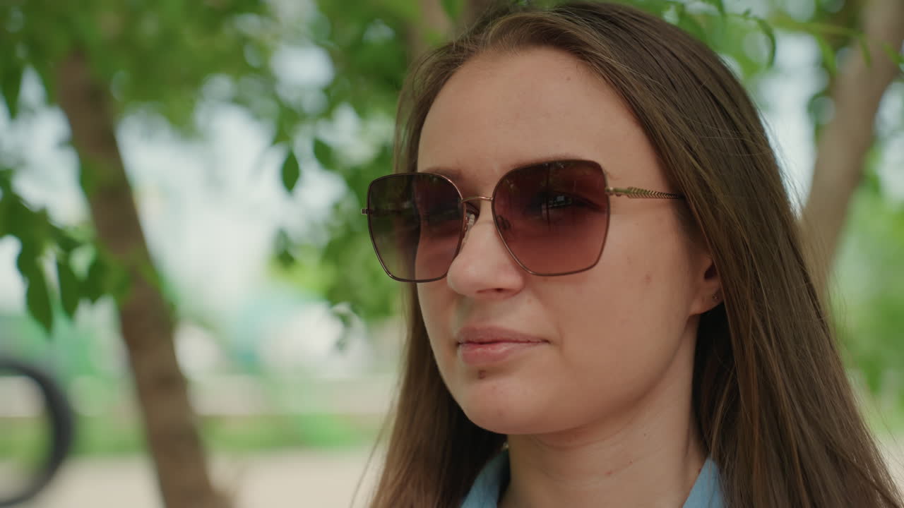 Девушка любуется природой, женщина наслаждается парковым пейзажем, задумчивая женщина погружена в красоту живописной природы, девушка с удовольствием созерцает пышную зелень и спокойное окружение природы