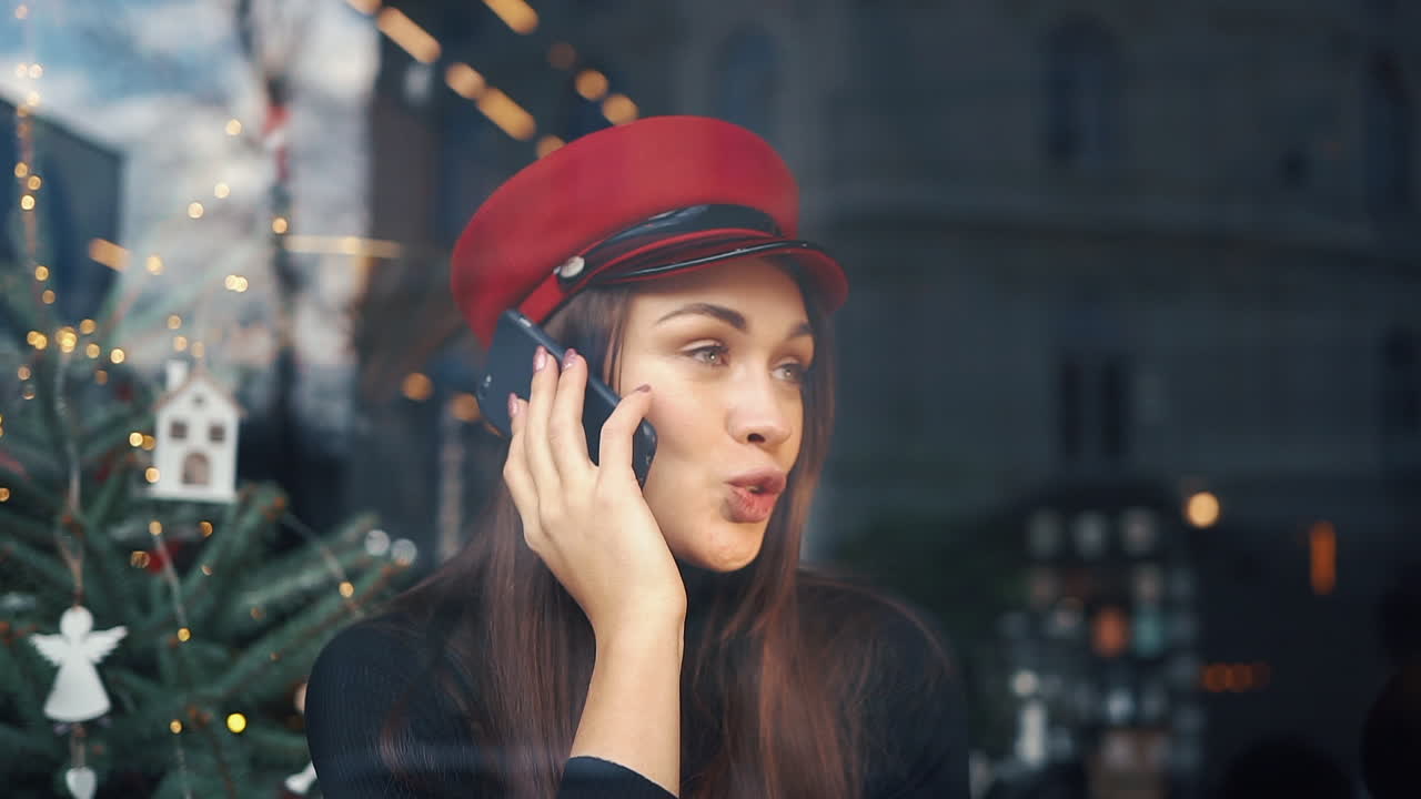 Donna al telefono vicino all'albero di Natale