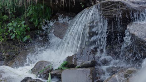 río de agua blanca de nepal