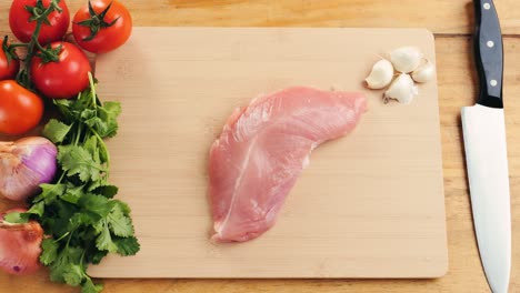 preparación de pecho de pavo crudo