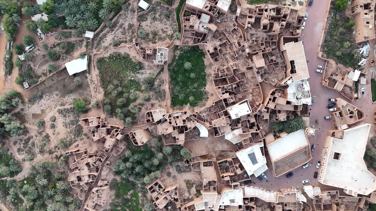 ojo de pájaro aéreo descendiendo sobre la aldea del patrimonio de ushaiger, arabia saudita