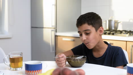 una vista de cerca de un niño islámico tomando el desayuno.