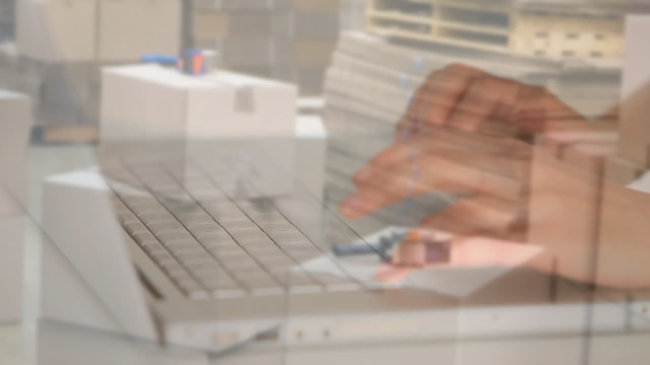 animación de una mujer usando el teclado de la computadora sobre el almacén en el fondo