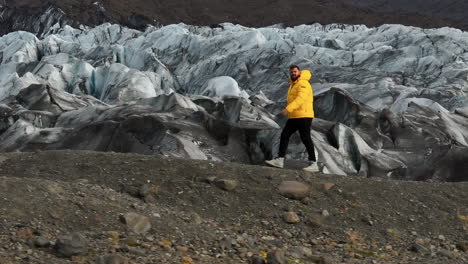 glaciar svinafellsjokull, islandia - un hombre atravesando un glaciar - disparo de seguimiento