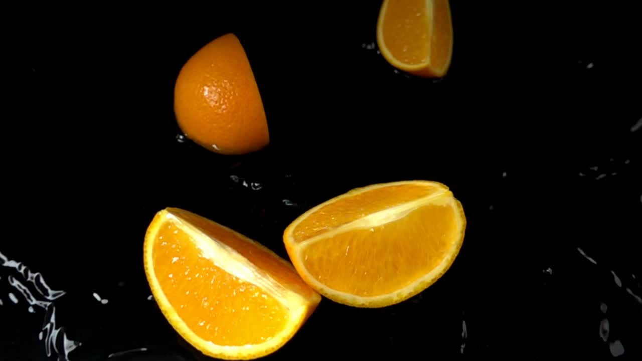 Caduta di arancia in acqua. Slow motion