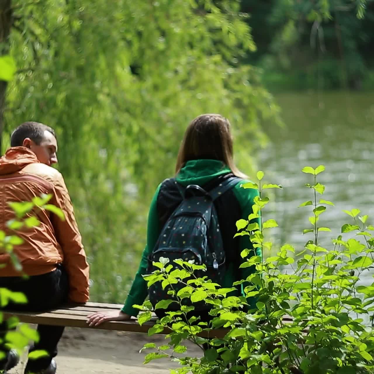 벤치 에 앉아 있는 부부