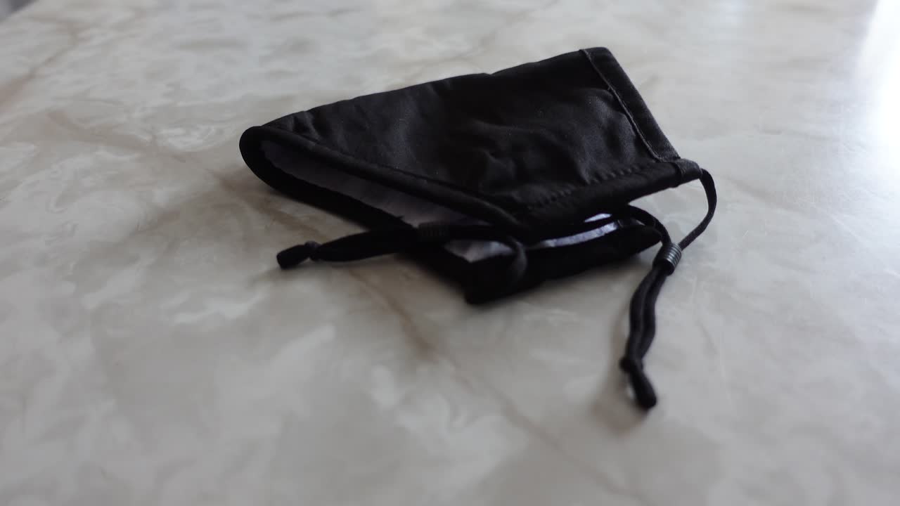 máscara negra en el mostrador de mármol, sin personas