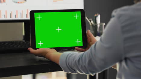 Geschäftsfrau-Nutzt-Greenscreen-Auf-Tablet