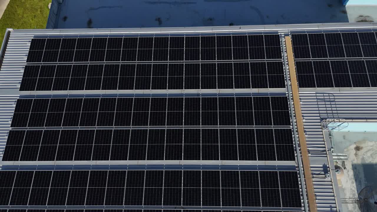 paneles solares en el techo