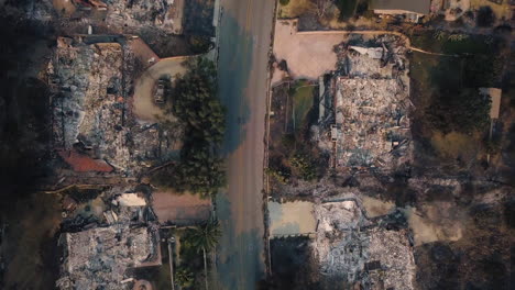 antena sobre casas en las laderas destruidas por el fuego en ventura california tras el incendio forestal thomas 8