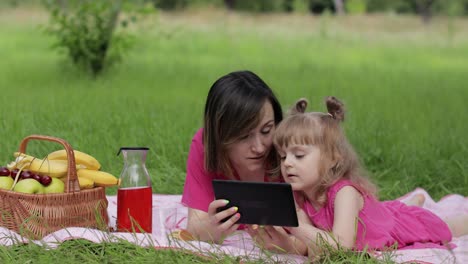 Picknick-Am-Familienwochenende.-Tochter-Kind-Mädchen-Mit-Mutter-Lernt-Unterricht-Auf-Tablet.-Fernstudium