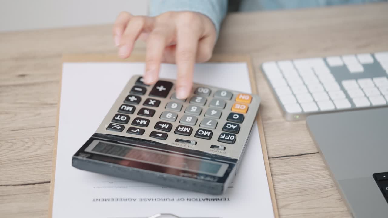 manos de un contable trabajando en una calculadora en el lugar de trabajo trabajando en el escritorio
