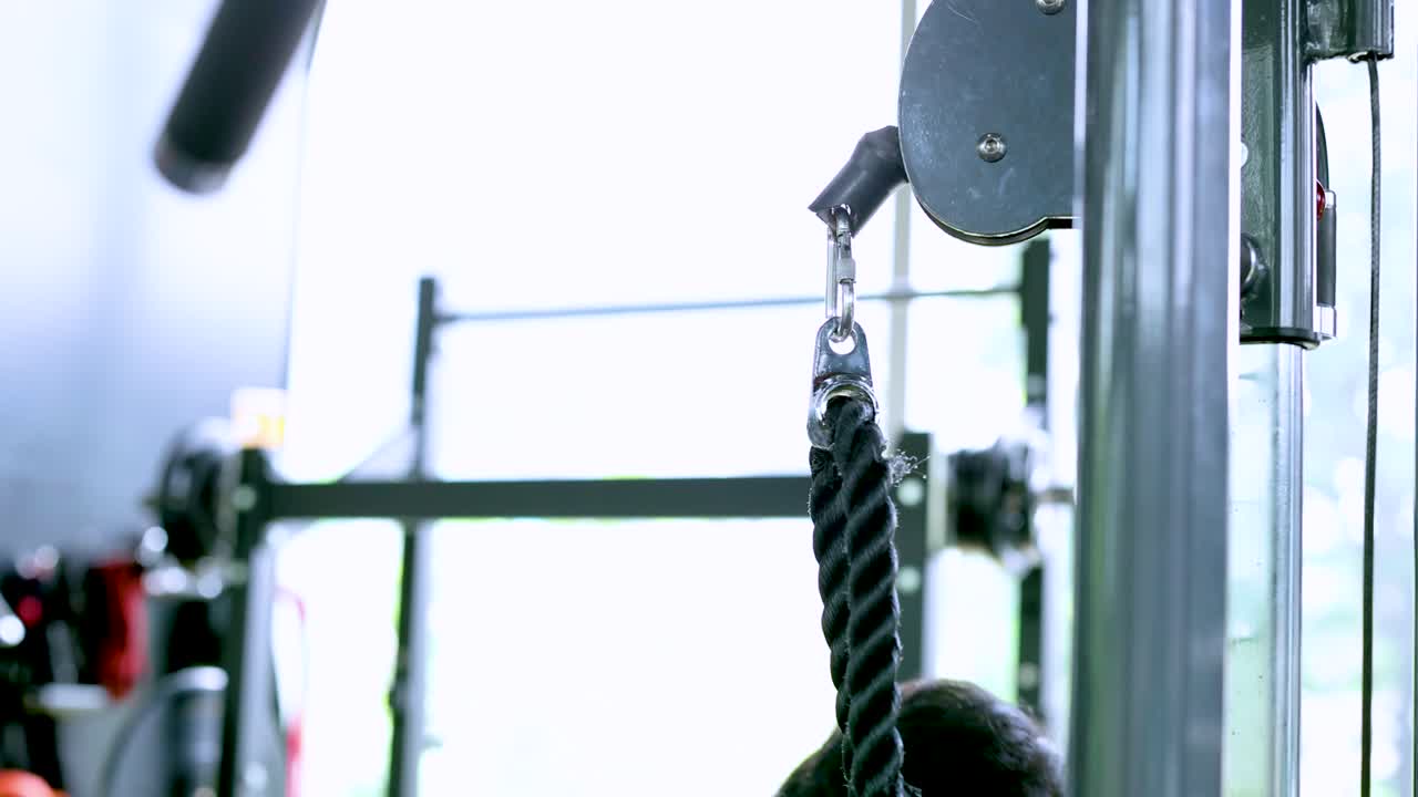 케이블 기계 에서 일 하는 사람