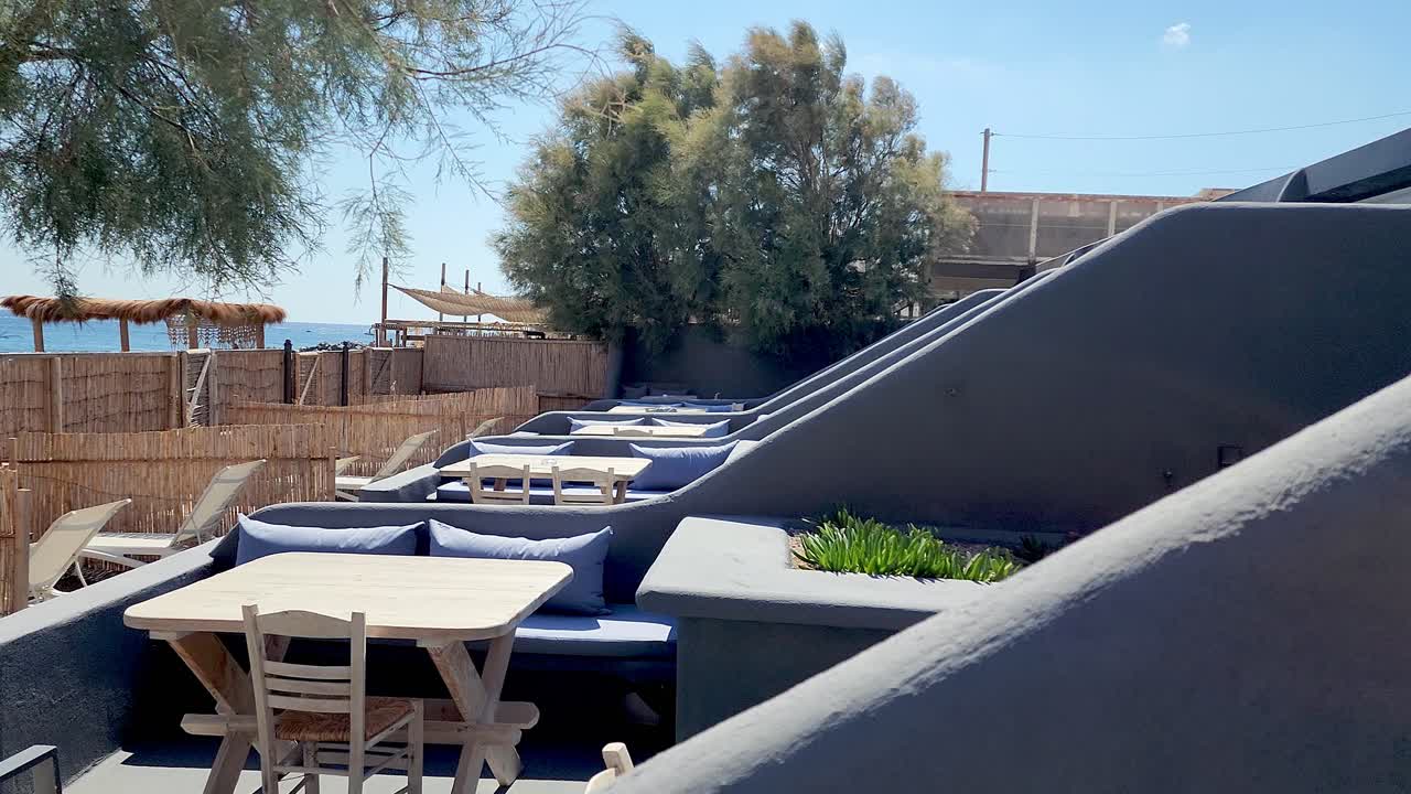 그리스 산토리니의 해변에 있는 이국적인 테이블 세팅