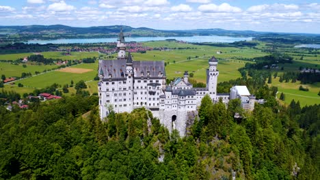 Schloss-Neuschwanstein-Bayerische-Alpen-Deutschland