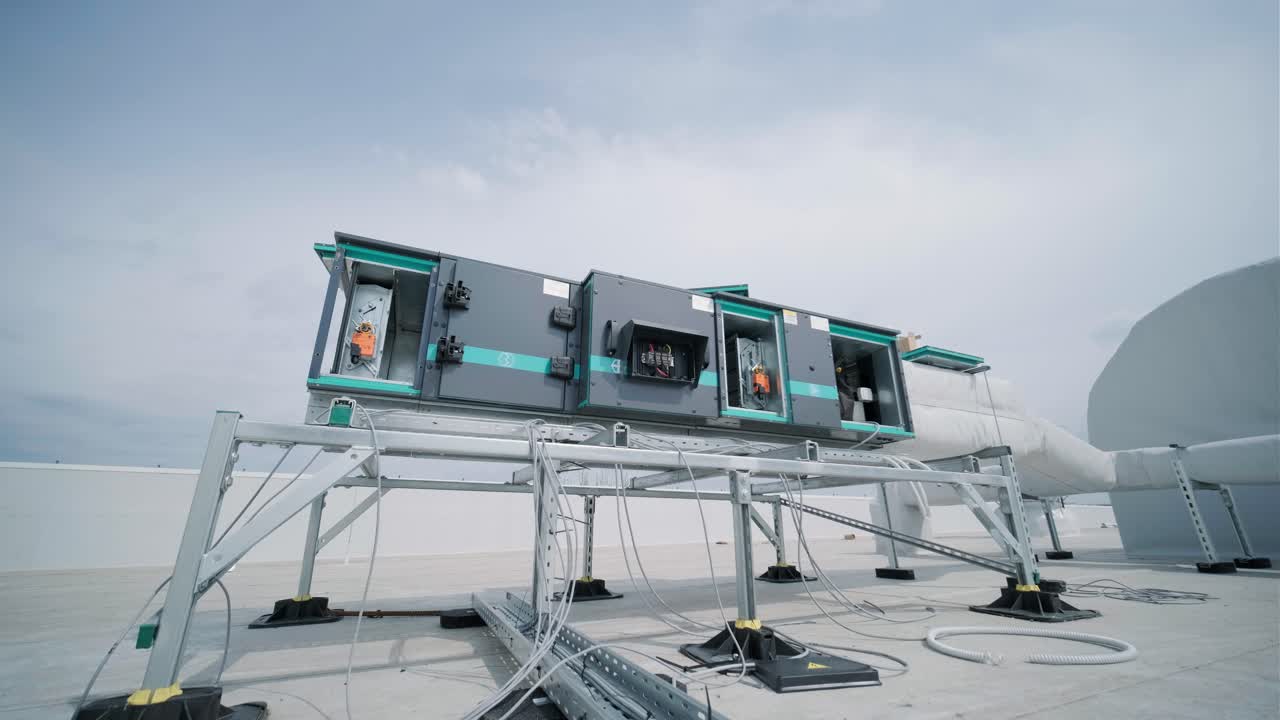 대규모 산업 시설의 에어컨 및 환기 시스템은 지붕에 위치하고 있으며 에어컨, 연기 배기가스 및 환기를 포함합니다.