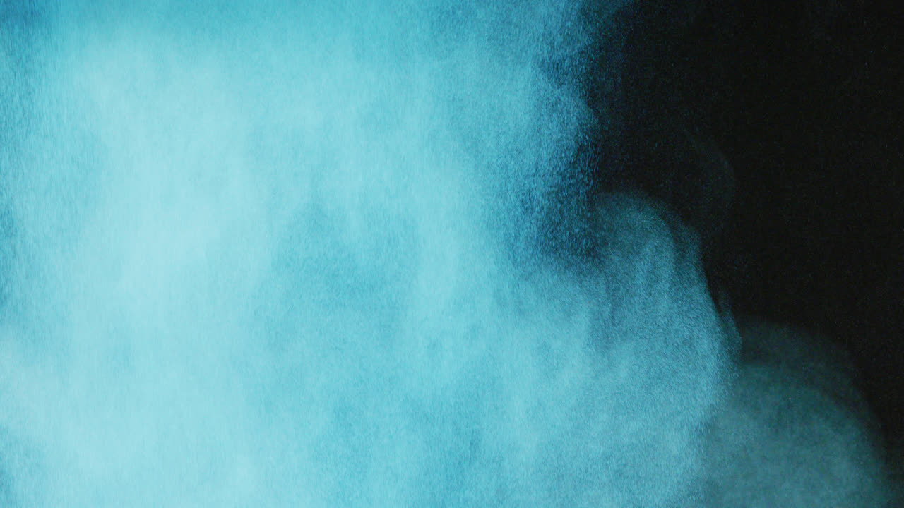 vídeo de polvos de color azul con espacio de copia en fondo negro