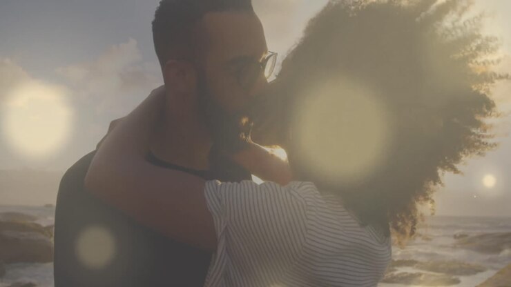 Animation de motifs lumineux sur un couple divers s'étreignant