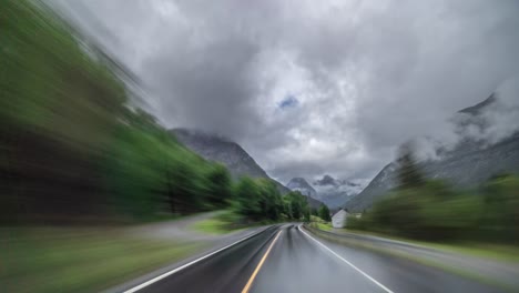 un paseo por la carretera estrecha en el campo noruego