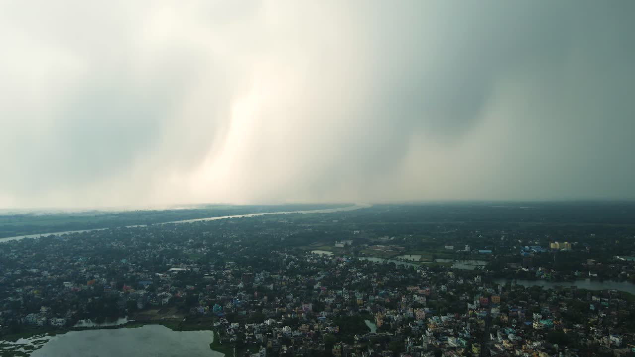 어두워지면서 무르시다바드 시의 공중 촬영, 화려한 불빛이 그 웅장한 기념비를 비추고 있습니다.