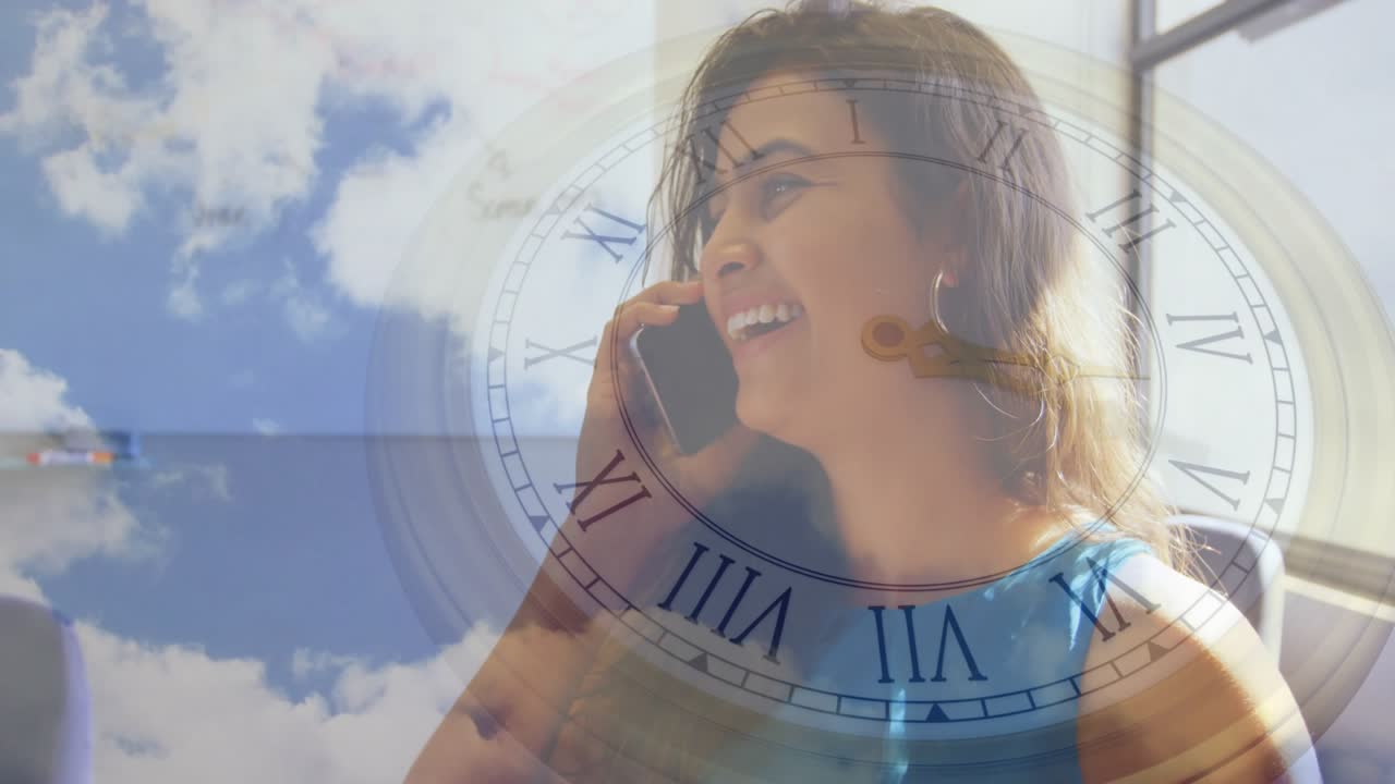 Donna risponde a una telefonata in arrivo, aggiornandosi e ridendo durante un viaggio, con un'overlay di orologio che segna il tempo.