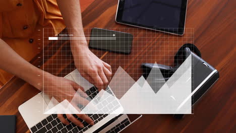 animación del procesamiento de datos sobre un hombre caucásico usando una computadora portátil