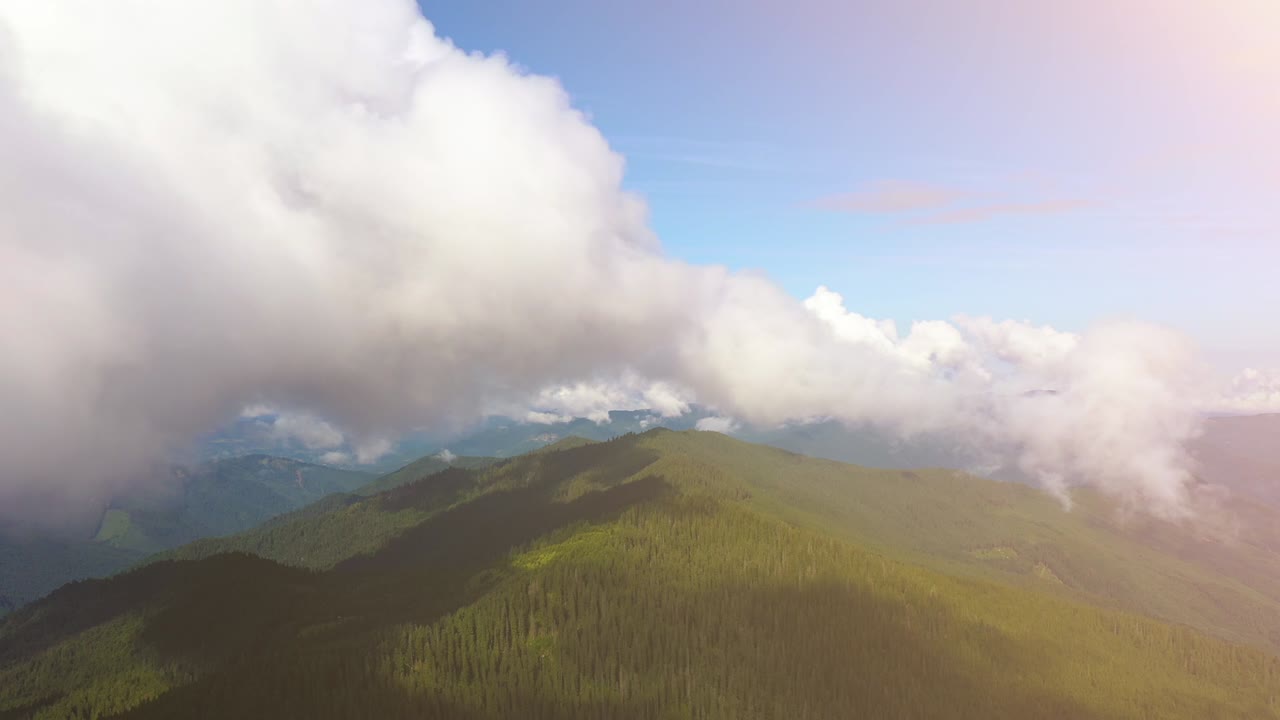 산 위의  구름 속에서 날아가는 하이퍼스