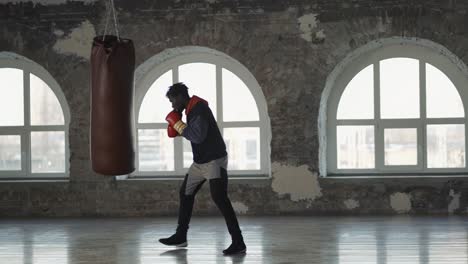 Volle-Länge-Eines-Boxertrainings-Im-Boxstudio-In-Handschuhen