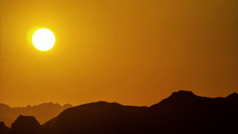 Puesta-De-Sol-Dorada-Sobre-Las-Montañas-En-El-Sinaí-De-Egipto---Lapso-De-Tiempo