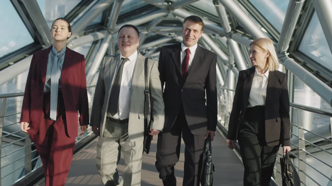 успешная деловая команда идет по стеклянному мосту.