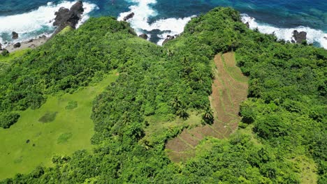 vegetación verde sobre las montañas costeras tropicales de baras catanduanes en las filipinas