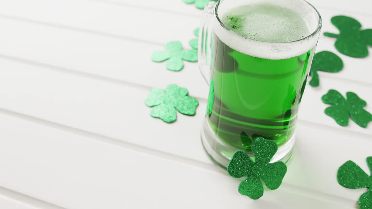 Video von St. Patricks grünem Kleeblatt und grünem Bier mit Textfreiraum auf weißem Hintergrund