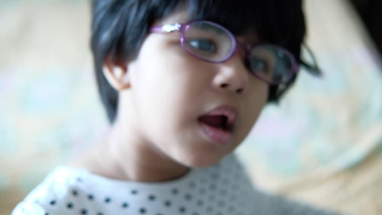 안경을 쓴 아이