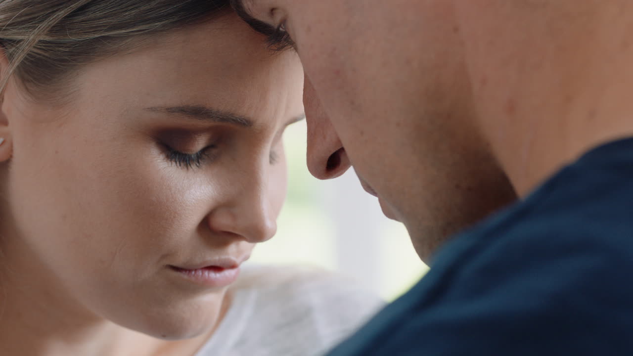 슬픈 여자가 남자친구에게 화를 내고 부드럽게 만지는 여자친구 얼굴 커플 관계 문제가 있는 용서 개념 4k 영상
