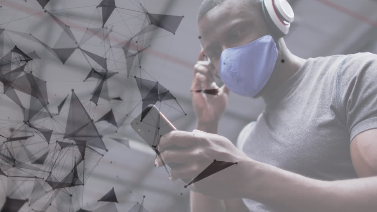 아프리카계 미국인 남성이 체육관에서 스마트폰을 사용하여 얼굴 마스크를 착용하는 것을 반대하는 연결 네트워크