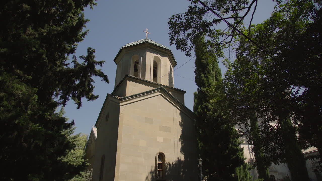 una vista cinematográfica de ángulo bajo de la catedral sioni de la catedral ortodoxa georgiana en tbilisi
