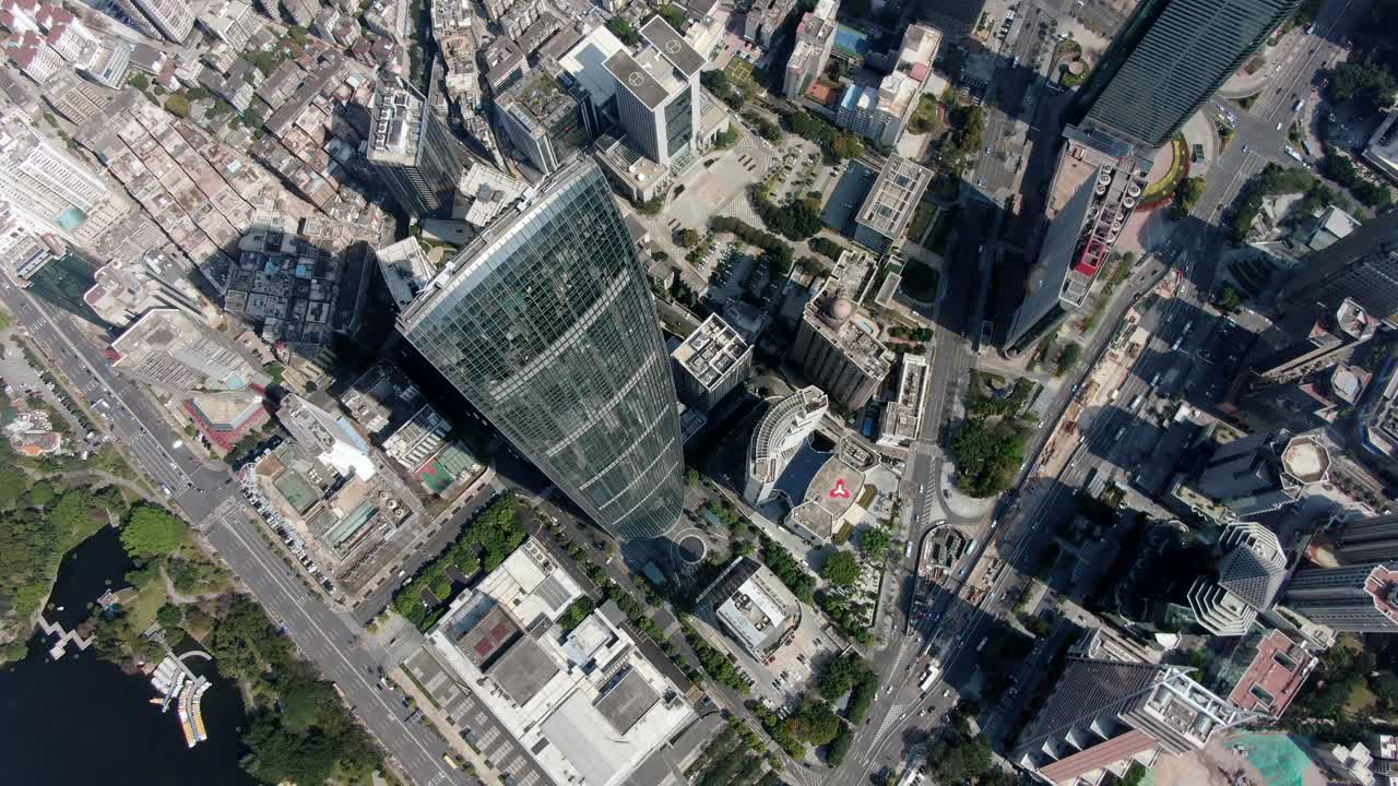 Vista aérea sobre o horizonte de Shenzhen num belo dia de céu limpo.