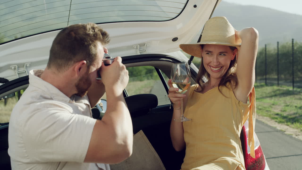 un joven tomando fotos de su novia