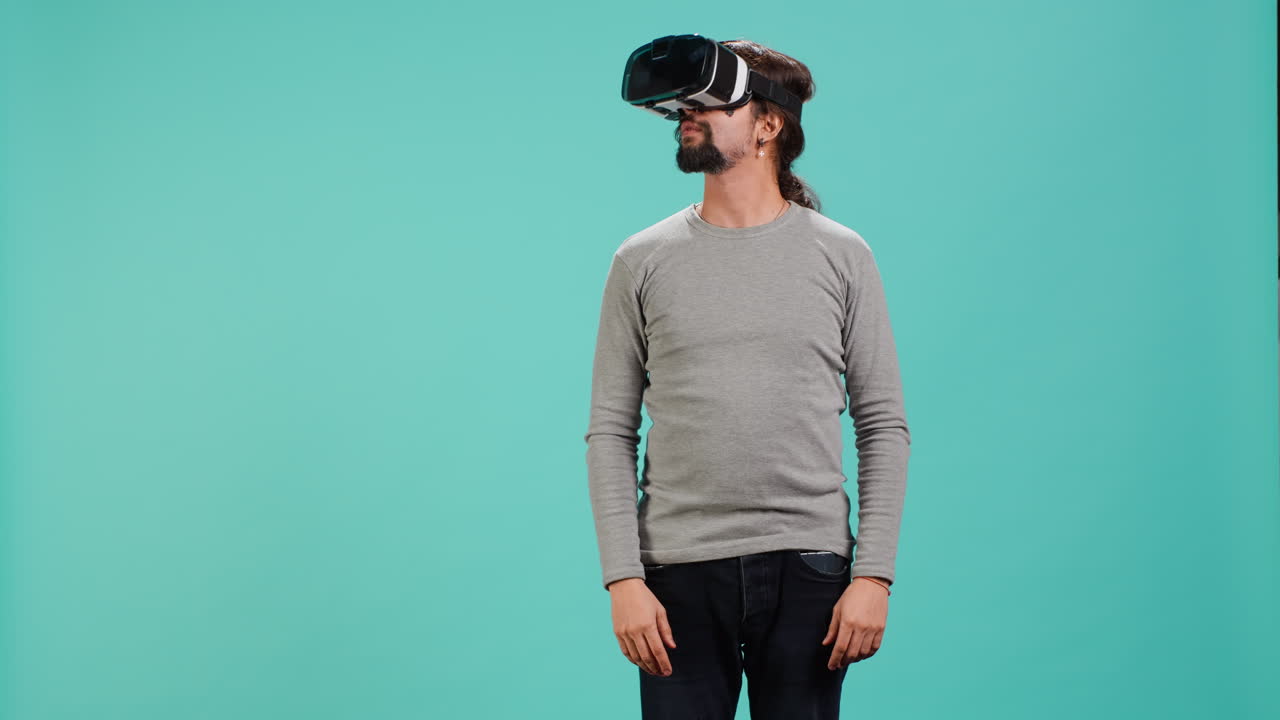 Appassionato di tecnologia entusiasta che indossa occhiali per la realtà virtuale e si guarda intorno