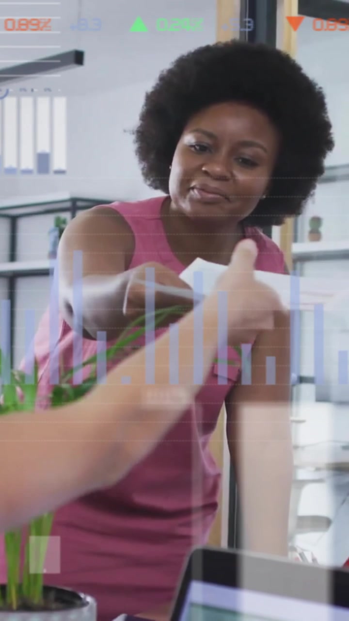 Animación de procesamiento de datos y diagramas sobre diversas personas de negocios hablando en la oficina.