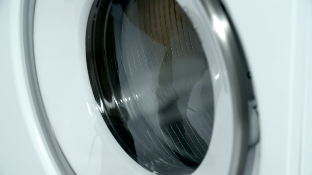 Tecnico che testa la lavatrice guasta