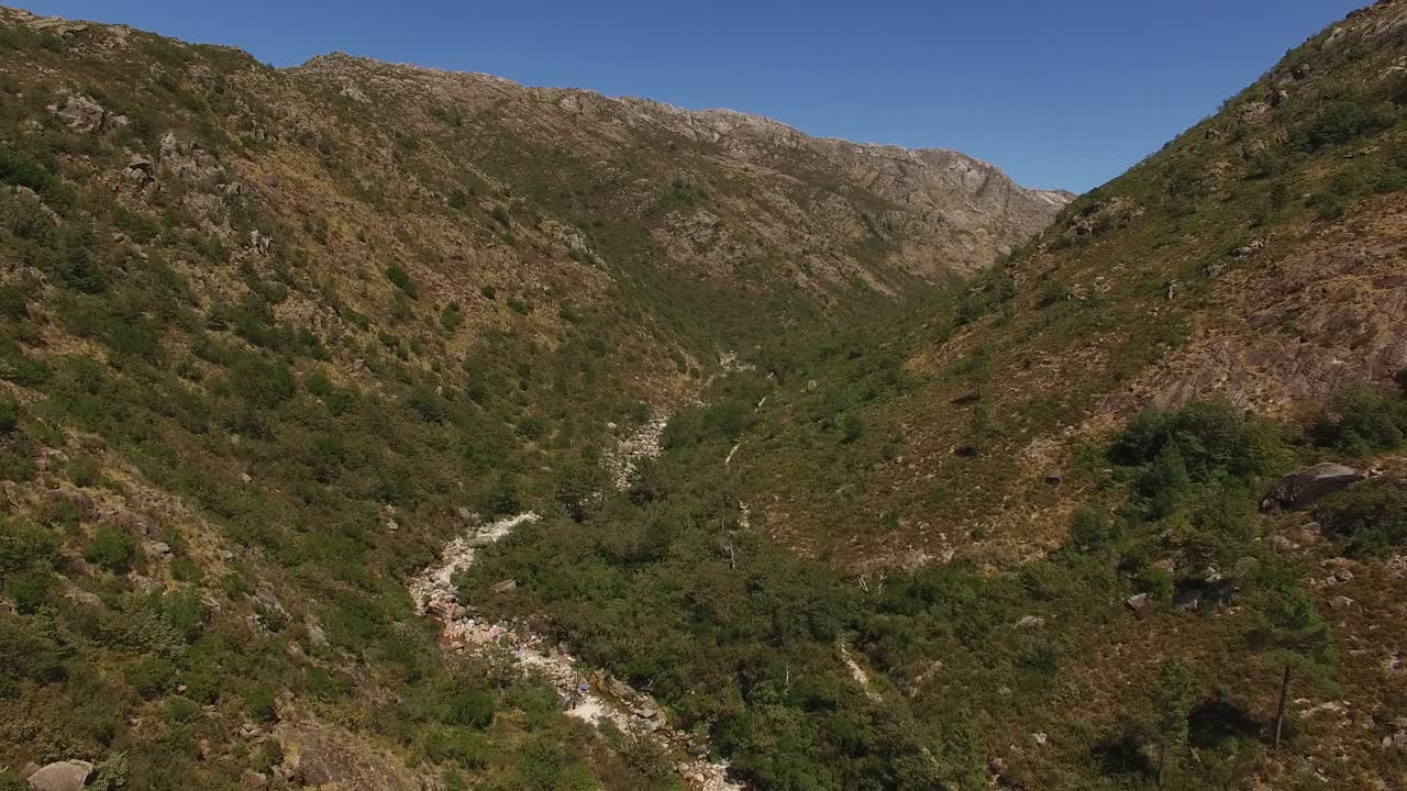 hermoso valle con cielo azul