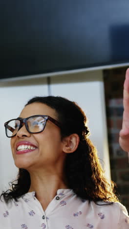ejecutivos de negocios dando cinco altos el uno al otro