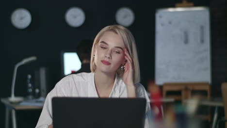 Upset-business-woman-looking-at-computer-screen-in-night-office.