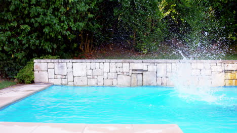 hombre guapo sumergiéndose en una piscina