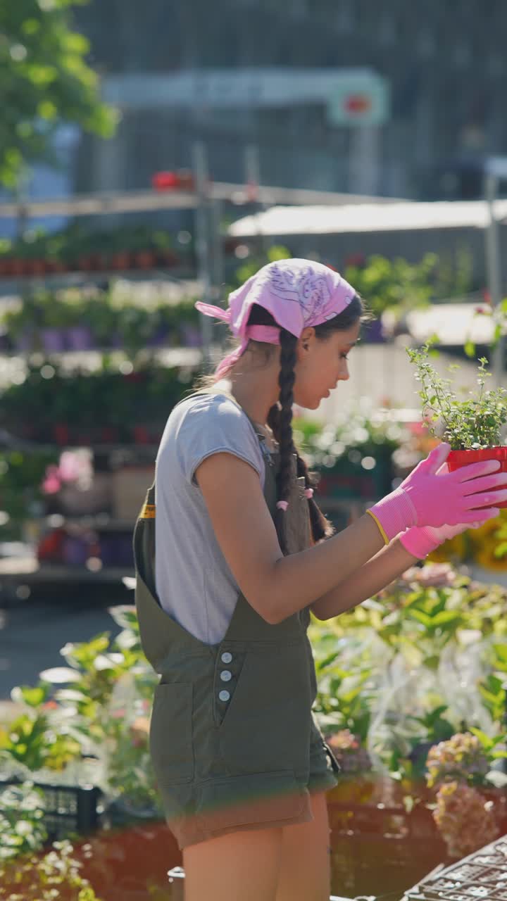 un adolescente haciendo jardinería en un mercado de flores