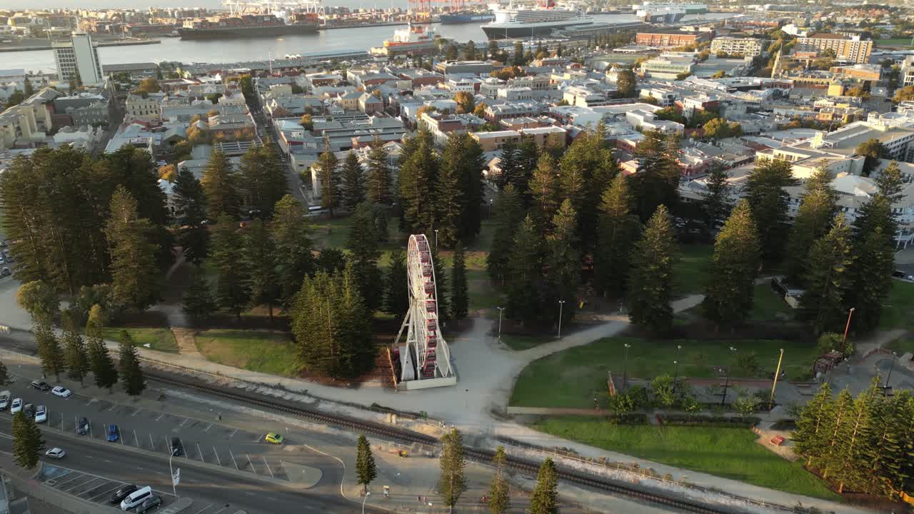 воздушный снимок порта фремантл в столичном районе перта при заходе солнца